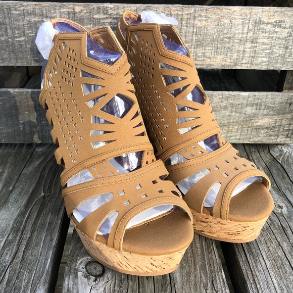 Tan Suede Laser Cut Wedge! NEW! - Picture 4 of 10